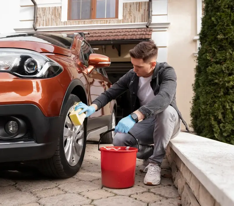 Lavage auto à domicile Saint-Paterne-Racan : professionnel intervenant sur un véhicule